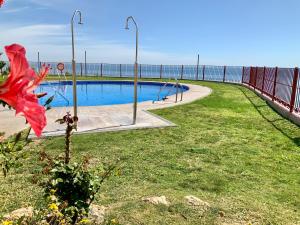 Bazén v ubytovaní Apartamento de 2 dormitorios, gran terraza, vistas al mar cerca playa Carvajal alebo v jeho blízkosti