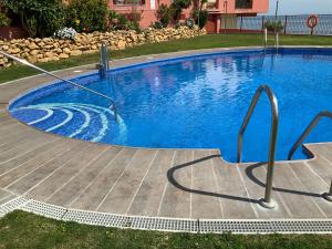 Bazén v ubytovaní Apartamento de 2 dormitorios, gran terraza, vistas al mar cerca playa Carvajal alebo v jeho blízkosti