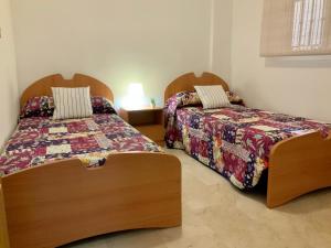 Posteľ alebo postele v izbe v ubytovaní Apartamento de 2 dormitorios, gran terraza, vistas al mar cerca playa Carvajal