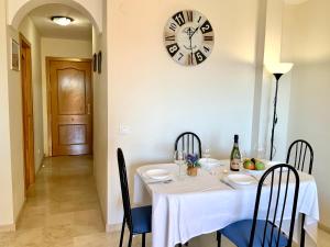 Fotografia z galérie ubytovania Apartamento de 2 dormitorios, gran terraza, vistas al mar cerca playa Carvajal v destinácii Benalmádena