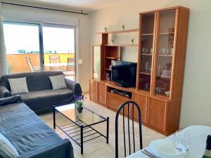 Televízia a/alebo spoločenská miestnosť v ubytovaní Apartamento de 2 dormitorios, gran terraza, vistas al mar cerca playa Carvajal
