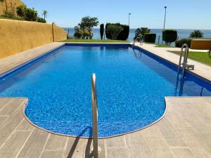Bazén v ubytovaní Apartamento de 2 dormitorios, gran terraza, vistas al mar cerca playa Carvajal alebo v jeho blízkosti