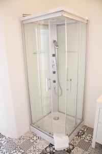 um chuveiro com box de vidro em um banheiro em Vienna4you App 20 you are welcome em Viena