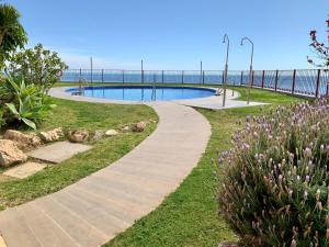 Bazén v ubytovaní Apartamento de 2 dormitorios, gran terraza, vistas al mar cerca playa Carvajal alebo v jeho blízkosti
