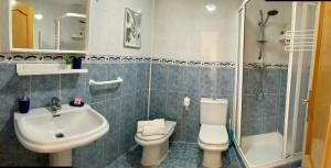 Kúpeľňa v ubytovaní Apartamento de 2 dormitorios, gran terraza, vistas al mar cerca playa Carvajal