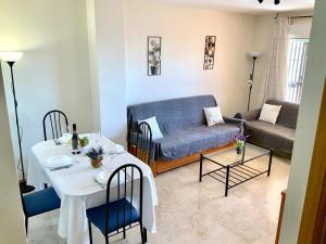 Posedenie v ubytovaní Apartamento de 2 dormitorios, gran terraza, vistas al mar cerca playa Carvajal