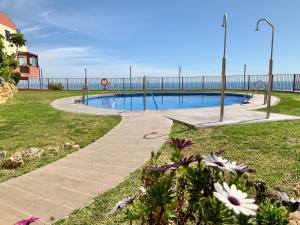 Bazén v ubytovaní Apartamento de 2 dormitorios, gran terraza, vistas al mar cerca playa Carvajal alebo v jeho blízkosti