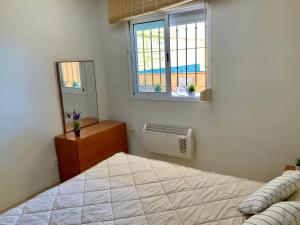 Posteľ alebo postele v izbe v ubytovaní Apartamento de 2 dormitorios, gran terraza, vistas al mar cerca playa Carvajal