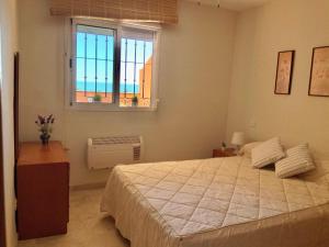 Posteľ alebo postele v izbe v ubytovaní Apartamento de 2 dormitorios, gran terraza, vistas al mar cerca playa Carvajal
