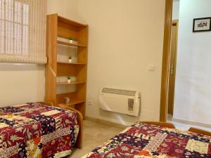 Posteľ alebo postele v izbe v ubytovaní Apartamento de 2 dormitorios, gran terraza, vistas al mar cerca playa Carvajal