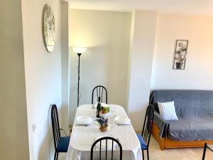 Posedenie v ubytovaní Apartamento de 2 dormitorios, gran terraza, vistas al mar cerca playa Carvajal