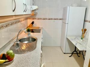 Kuchyňa alebo kuchynka v ubytovaní Apartamento de 2 dormitorios, gran terraza, vistas al mar cerca playa Carvajal