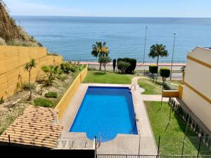 Bazén v ubytovaní Apartamento de 2 dormitorios, gran terraza, vistas al mar cerca playa Carvajal alebo v jeho blízkosti