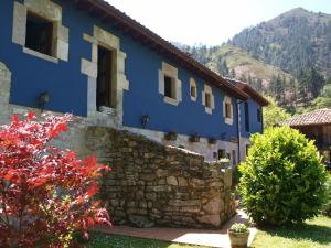 A general mountain view or a mountain view taken from the country house