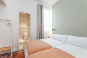 Een bed of bedden in een kamer bij 6 dormitorios en Apartamento Modernista en el Corazon de Barcelona