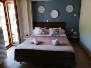 1 dormitorio con 1 cama grande y 2 toallas. en Guesthouse Axieros, en Samotracia