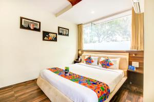Un pat sau paturi într-o cameră la FabHotel Axis International