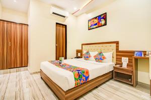FabHotel Axis International في مومباي: غرفة في الفندق مع سرير ومكتب