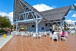 un grupo de personas sentadas en sillas en un patio en Holiday Village Türkiye, en Dalaman