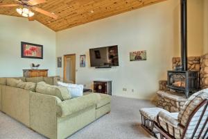 sala de estar con sofá y estufa de leña en Pet-Friendly Mtn Home with Deck, Half-Mi to Hiking!, en Twain Harte