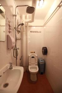 uma pequena casa de banho com WC e lavatório em K Space Inn 569 em Singapura