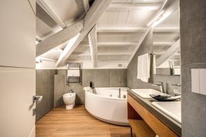 un bagno con vasca, WC e lavandino di Maison Ripetta a Roma Altre 24 foto