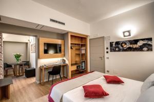 una camera d'albergo con un letto grande e una scrivania di Maison Ripetta a Roma