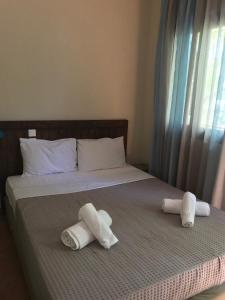 Un pat sau paturi într-o cameră la Kymata