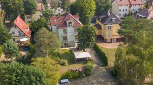 una vista aérea de una casa en una ciudad en Willa Pod Lipami, en Świnoujście