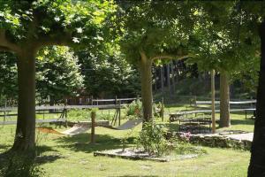 einen Park mit einem Skatepark mit Bänken und Bäumen in der Unterkunft A l'orée du bois - Chambres d'hôtes in Hostun