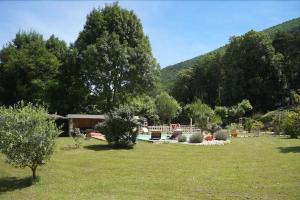 um parque com bancos e árvores num campo em A l'orée du bois - Chambres d'hôtes em Hostun