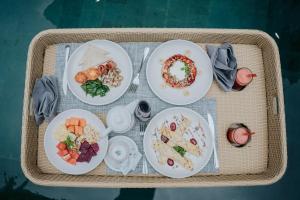 una bandeja de comida con platos de comida. en Arta Private Villa, en Ubud