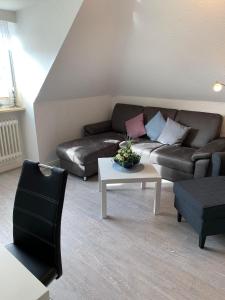 sala de estar con sofá y mesa de centro en Haus-Norderpiep, en Büsum