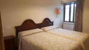 a bedroom with two beds and a window at Casa Mila in Doade