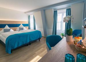 una camera d'albergo con letto e tavolo di Hotel & Restaurant Hofmatt a Münchenstein