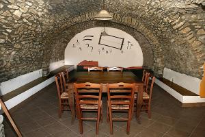 B&B Podere Bramapane في Montelungo Superiore: غرفة طعام مع طاولة وكراسي