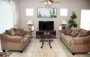 Χώρος καθιστικού στο Four-Bedroom Pool Home Davenport