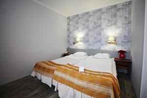 Postel nebo postele na pokoji v ubytování NB Hotel with Free Parking