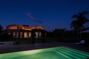 dom z basenem w nocy w obiekcie Villa Koutoubia w Marakeszu