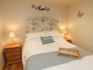 A bed or beds in a room at Rushton Barn