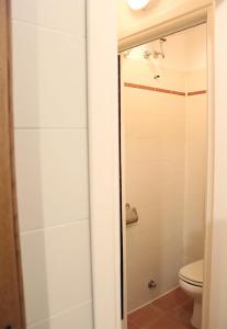 カポリーヴェリにあるAppartamento Pozzo Vecchioのシャワーとトイレ付きのバスルーム