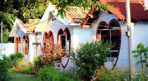 Casa blanca con techo rojo en Pousada dos Corações en Salvaterra