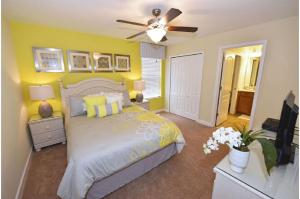 1 dormitorio con 1 cama y ventilador de techo en Holiday Villas of Davenport, en Davenport