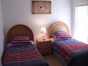 - 2 lits installés l'un à côté de l'autre dans une chambre dans l'établissement Holiday Villas of Kissimmee, à Kissimmee