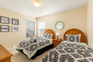 1 dormitorio con 2 camas y ventana en Holiday Villas of Kissimmee en Kissimmee