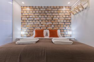 um quarto com uma parede de tijolos e uma cama grande em Studio in Alfama by Lucky Surface em Lisboa