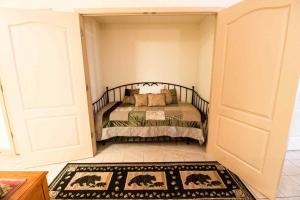 Katil atau katil-katil dalam bilik di Mountain View Condos #3505