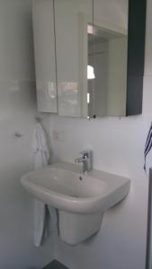 Ένα μπάνιο στο Privatzimmer Essy in RE