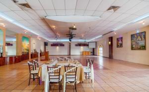 um salão de banquetes com uma mesa longa e cadeiras em Hotel San Pablo em Cholula