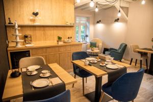 a kitchen and dining room with a table and chairs at B&B Hof Ter Koningen in Aalst